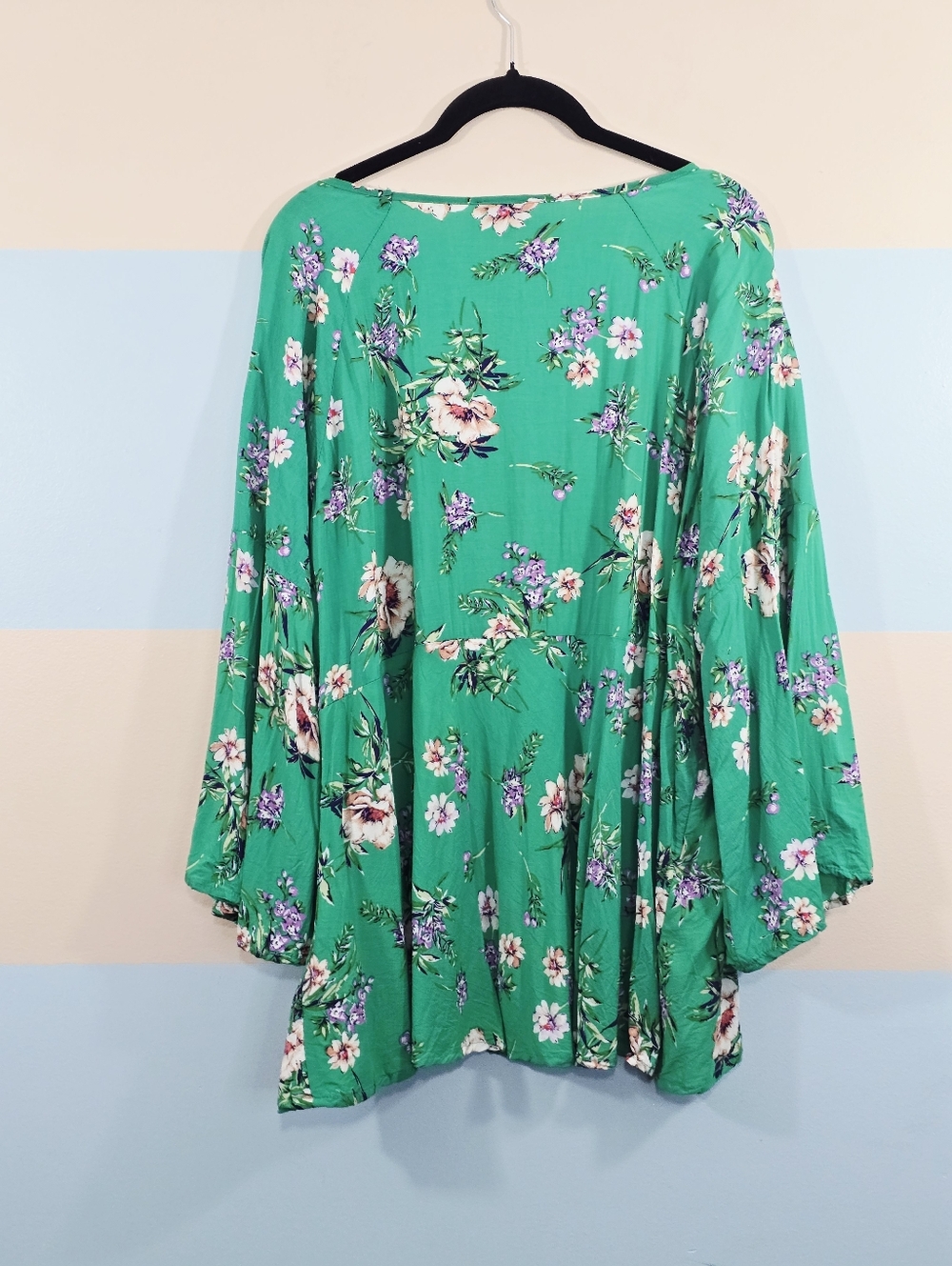 Jones & Co Plus Size Green Floral V-Neck Bell Sleeve Tunic - Picture 5 of 7